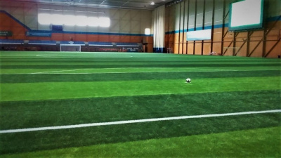 Сезон зимнего футбола открыт. В спорткомплексе «Дохсун» обновили покрытие / Дьулустаан Сергеев  Алданский 