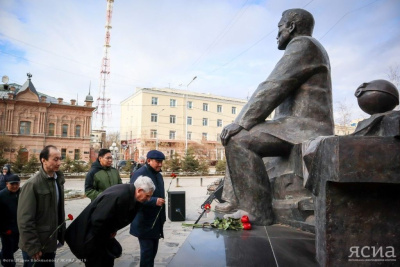 В Якутии возложили цветы к памятнику академику Владимиру Ларионову / Ольга Старостина   Республика Саха (Якутия)