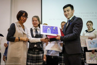 Ученики школы-интерната для детей-сирот передали свои рисунки музею космонавтики и авиации Якутии / Ольга Старостина  Алданский Республика Саха (Якутия)