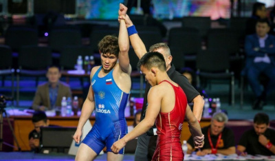 Виктор Рассадин вышел в полуфинал турнира памяти Дмитрия Коркина / Дьулустаан Сергеев   