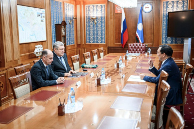 Глава Якутии встретился с начальником Пограничного управления ФСБ по восточному арктическому району / ЯСИА   Республика Саха (Якутия)