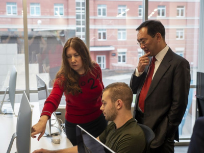 Уникальная образовательная инициатива. Айсен Николаев ознакомился с учебным процессом «Школы 21» / ЯСИА   Казань