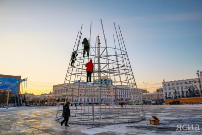ФОТОФАКТ. На главной площади Якутии устанавливают новогоднюю елку / ЯСИА   Республика Саха (Якутия)