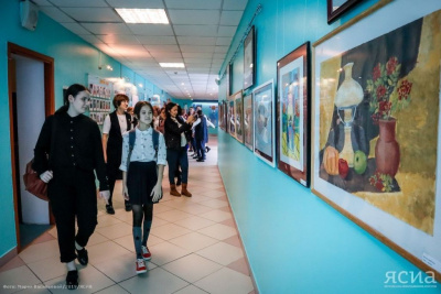 Радость творчества. В Городской классической гимназии открылась выставка юной Тани Бурцевой / Иван Евсеев   