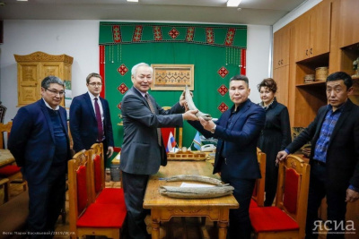 Братья Чугуновы подарили Якутскому художественному училищу более 40 кг мамонтовых бивней / Иван Евсеев   Республика Саха (Якутия)