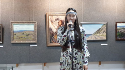 Частица Арктики в работах молодой художницы. В Якутске открылась выставка «Ален Мак» / Дьулус Борочков Якутск Якутск Республика Саха (Якутия)