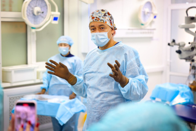 Фоторепортаж: якутские офтальмологи показали, как проводят операцию по замене хрусталика / Саина Титова   