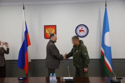 Якутянину Иннокентию Маркову вручили медаль общественного признания «Отец солдата» / ЯСИА   