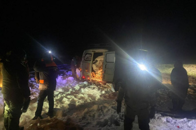 Восемь рыбаков эвакуированы спасателями с реки Вилюй после поломки машин / ЯСИА   