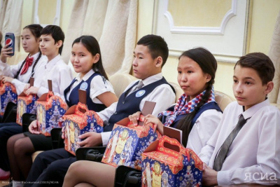 В Якутске в День Конституции РФ торжественно вручили паспорта юным гражданам страны / Дьулустаан Сергеев Якутск Якутск Республика Саха (Якутия)