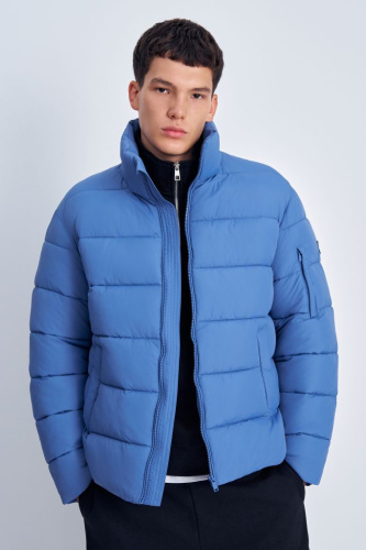 Утепленная стеганая куртка со съемным капюшоном