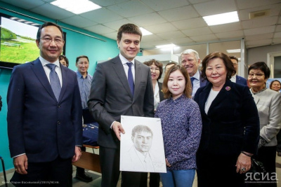 Студентка подарила министру науки России Михаилу Котюкову его портрет / Вероника Аммосова   