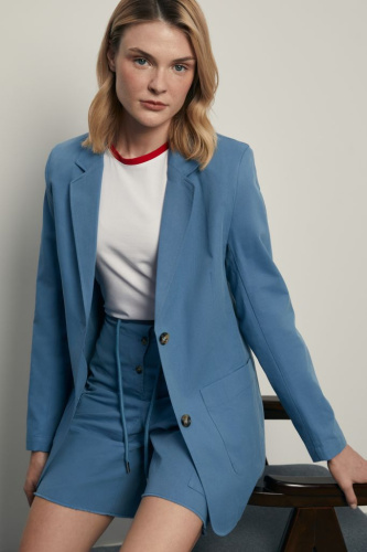 Однобортный жакет с накладными карманами