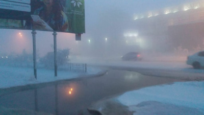 В Якутске прорвало трубу под административным заданием, что затруднило движение автотранспорта / Николай Борисов Якутск Якутск Республика Саха (Якутия)