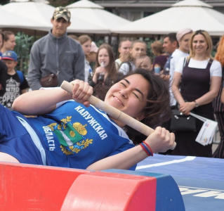 Калужанка Мохинур Абдузойирова принимает поздравления / Лена Томская   Город Москва