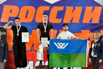 Якутянин Игорь Спанчок завоевал серебро первенства России по пауэрлифтингу / Дьулустаан Сергеев   