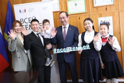 Айсен Николаев встретился с семьей Неустроевых, участвующей в конкурсе «Всей семьёй» / ЯСИА   