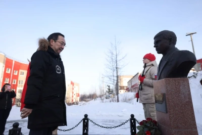 Айсен Николаев возложил цветы к бюсту Героя России Игоря Молдованова / ЯСИА   
