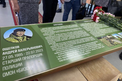 «Парту героя» в память о бойце Росгвардии Андрее Ощепкове установили в Саха гимназии / ЯСИА   