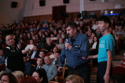 Около 1,5 тысячи жителей Мирнинского района оценили отчёт правительства / ЯСИА   