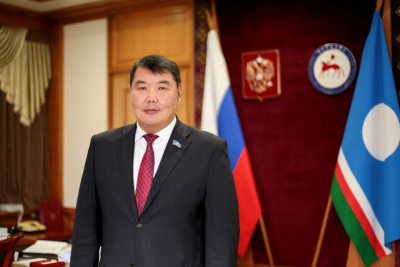 Алексей Еремеев поздравил с 30-летием якутского парламента / ЯСИА   