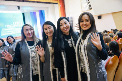 Айсен Николаев отметил роль женщин в сохранении и развитии традиционных духовно-нравственных устоев / ЯСИА   Республика Саха (Якутия)