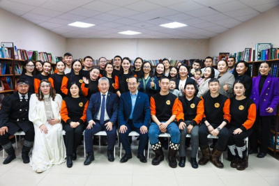 Айсен Николаев встретился с победителями молодёжного фестиваля «Муус устар» из Горного района / ЯСИА   