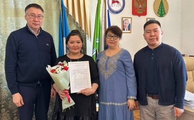 Многодетной семье из Таттинского улуса вручили сертификат на 10 миллионов рублей / Айаал Аргунов   