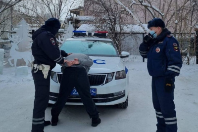 Нападение на женщину в подъезде, угоны, кража: обзор происшествий за 3 марта в Якутии / ЯСИА   Республика Саха (Якутия)