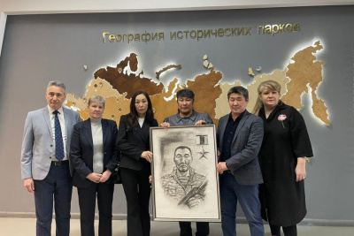 Портрет якутянина-героя Дмитрия Егорова передали музею / ЯСИА   