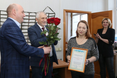 Глава района посетил в Удачном волонтерский штаб помощи участникам СВО /    