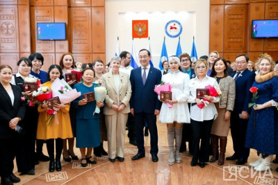 В преддверии Международного женского дня в Якутии наградили многодетных матерей / Анна Лебединская   Республика Саха (Якутия)