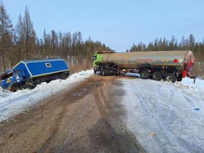 В Мирнинском районе 3 человека получили травмы при столкновении двух грузовиков /   Мирнинский Республика Саха (Якутия)