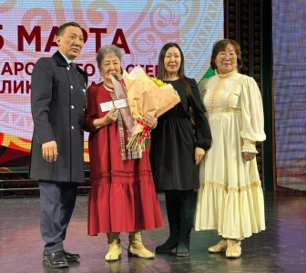 Мастерице из Мирного Зинаиде Ивановой присвоено звание народного мастера республики /    