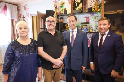 Айсен Николаев встретился с отцом Героя России из Алданского района Якутии / ЯСИА   