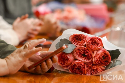 Цветы, косметика и сертификат: о каком подарке мечтают женщины на 8 Марта / ЯСИА   