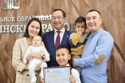 Глава Якутии вручил жилищные сертификаты молодым семьям из Нерюнгри / ЯСИА  Нерюнгринский Республика Саха (Якутия)