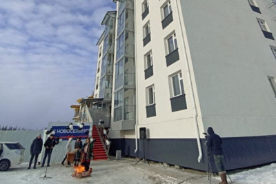 В селе Сунтар 23 семьи получили ключи от новых квартир / Анна Лебединская   