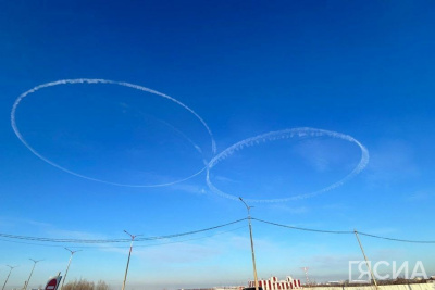 Пилоты авиакомпании «Якутия» поздравили якутянок с 8 Марта / Анна Лебединская   