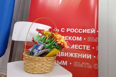 Фотофакт: в селе Намцы школьники провели акцию «Поздравляем работающих женщин» / Мария Горохова   