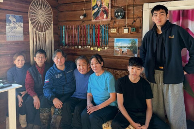 Джулустан Борисов передал дымовые извещатели многодетной семье в Верхневилюйском районе / ЯСИА   