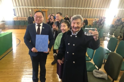 Копию именного алмаза вручили Борису Неустроеву – Мандар Уус / ЯСИА   