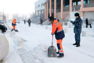 Осужденных к принудительным работам привлекли к очищению Якутска от снега и наледи / ЯСИА Якутск Якутск Республика Саха (Якутия)