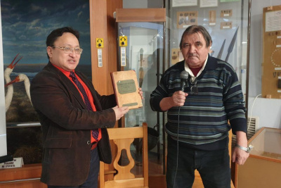 Потомок первопроходца Владимира Атласова передал якутскому архиву раритетное издание / Нарыйа Пахомова   