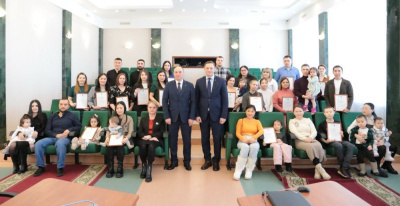 Молодым семьям вручили свидетельства на приобретение жилья /    