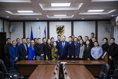 Альберт Семенов встретился с новым составом Молодежной палаты Якутска / ЯСИА Якутск Якутск Республика Саха (Якутия)