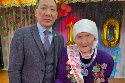 Жительнице Среднеколымского района Мотрене Гуляевой исполнилось 100 лет / Айаал Аргунов  Среднеколымский Республика Саха (Якутия)