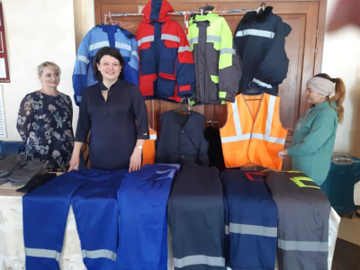 Вот строителю — спецовка, белый для врача халат /    