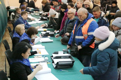 На избирательных участках Мирного многолюдно /    