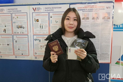 Впервые голосующим избирателям Якутска вручили памятные подарки / Анна Лебединская Якутск Якутск Республика Саха (Якутия)